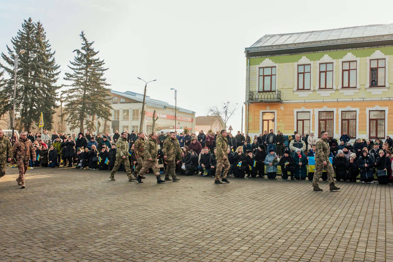 Мешканці Отинійської громади коридором пошани зустріли двох полеглих захисників,війна в україні,прикарпатці загинули на війні