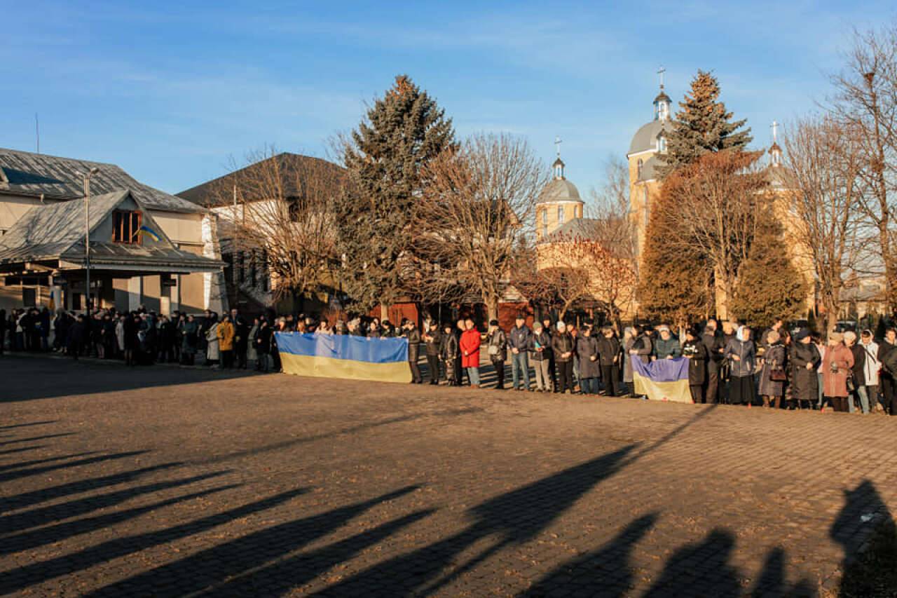Мешканці Отинійської громади коридором пошани зустріли двох полеглих захисників,війна в україні,прикарпатці загинули на війні
