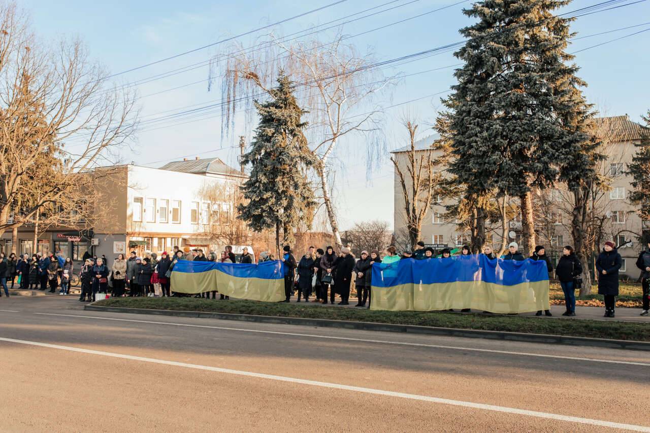 Мешканці Отинійської громади коридором пошани зустріли двох полеглих захисників,війна в україні,прикарпатці загинули на війні