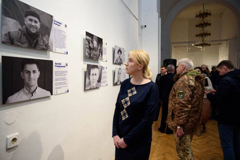 Реквієм за загиблими спортсменами: в Івано-Франківську відкрили фотовиставку