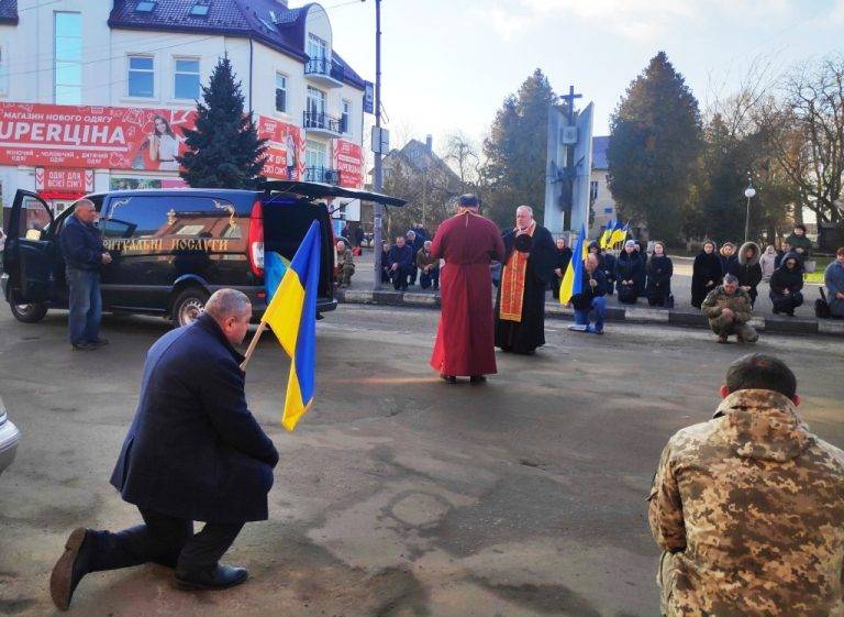 У Тлумачі на колінах зустріли загиблого воїна Михайла Волошина