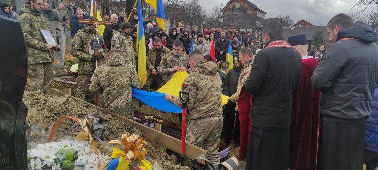 У Ворохті попрощалися із воїном Русланом Зузяком