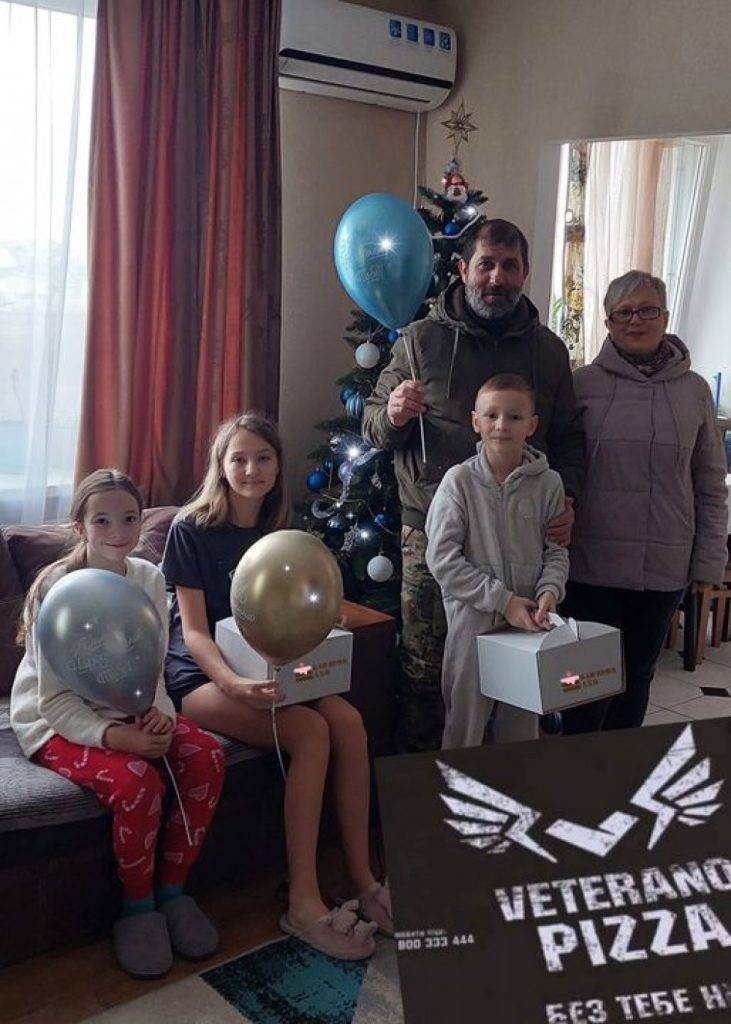 Франківські волонтери дітям загиблих бійців дарують на день народження торти