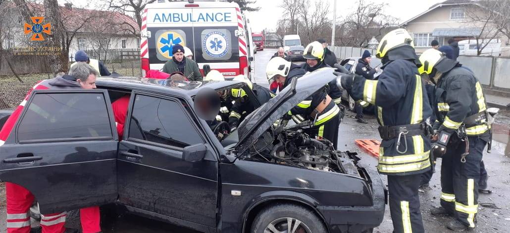 ДТП у Франківську: водія вирізали з понівеченого автомобіля