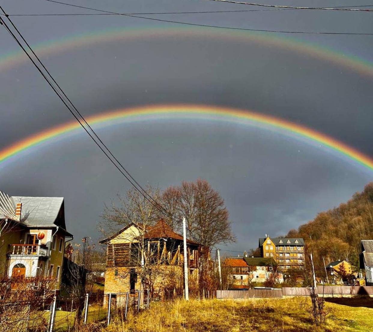 Напередодні Різдва небо над Прикарпаттям "атакували" подвійні веселки. ФОТО