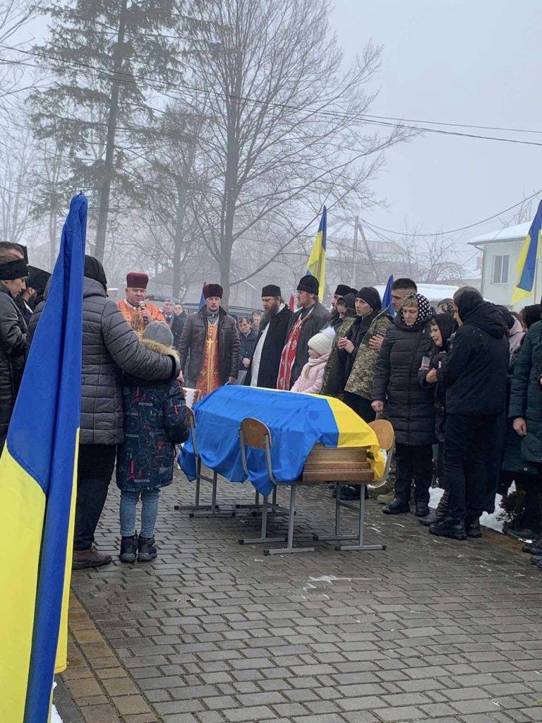 Солотвинська громада зустріла загиблого на війні Героя Ігора Агєєва