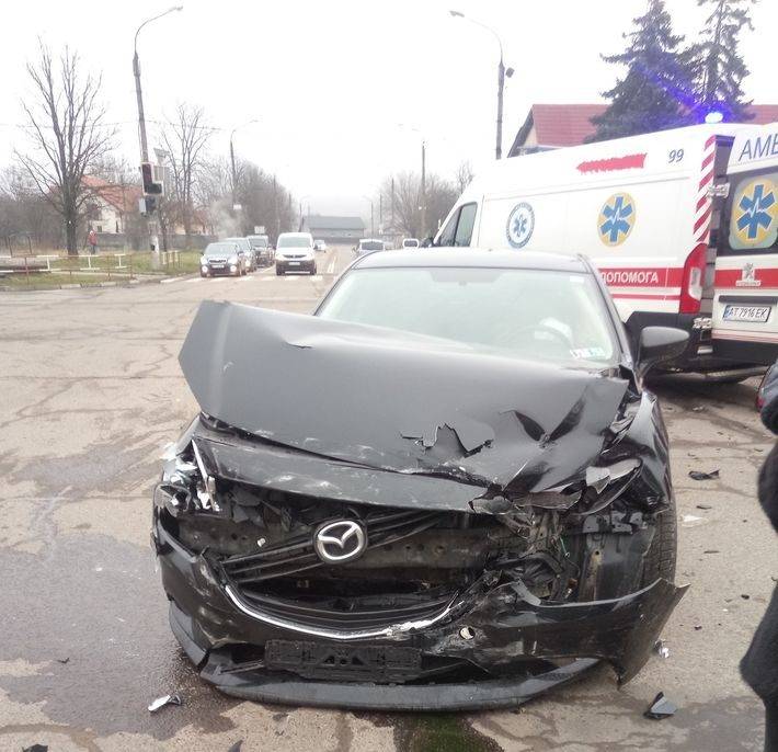 У Калуші сталась ДТП: постраждалу жінку витягали з понівеченого авто рятувальники