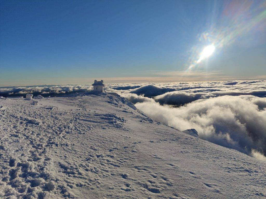 У Карпатах - сніг та мороз: казкові фото з високогір'я