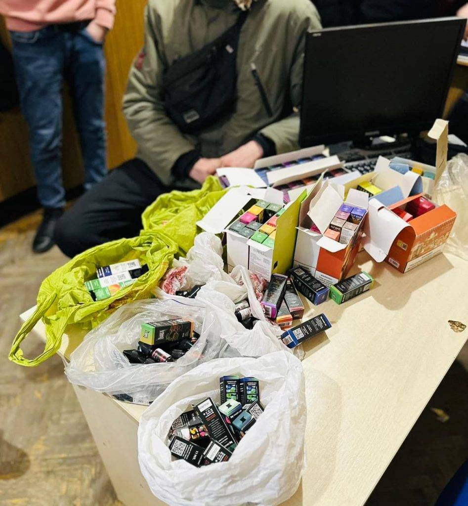 У Франківську викрили чоловіка, який продавав неповнолітнім електронні сигарети