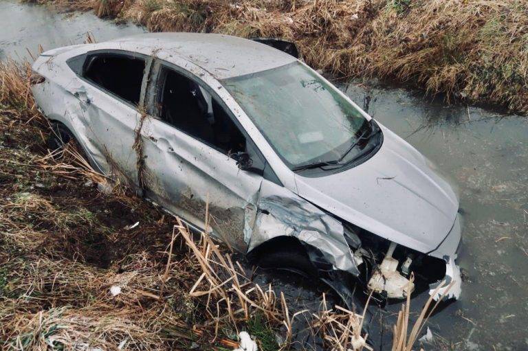 На Франківщині водій легковика збив пішохода, вдарив інше авто та втік