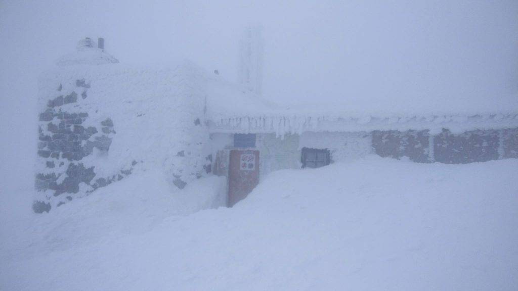 Сніг та хуртовини - у Карпатах через негоду обмежена видимість