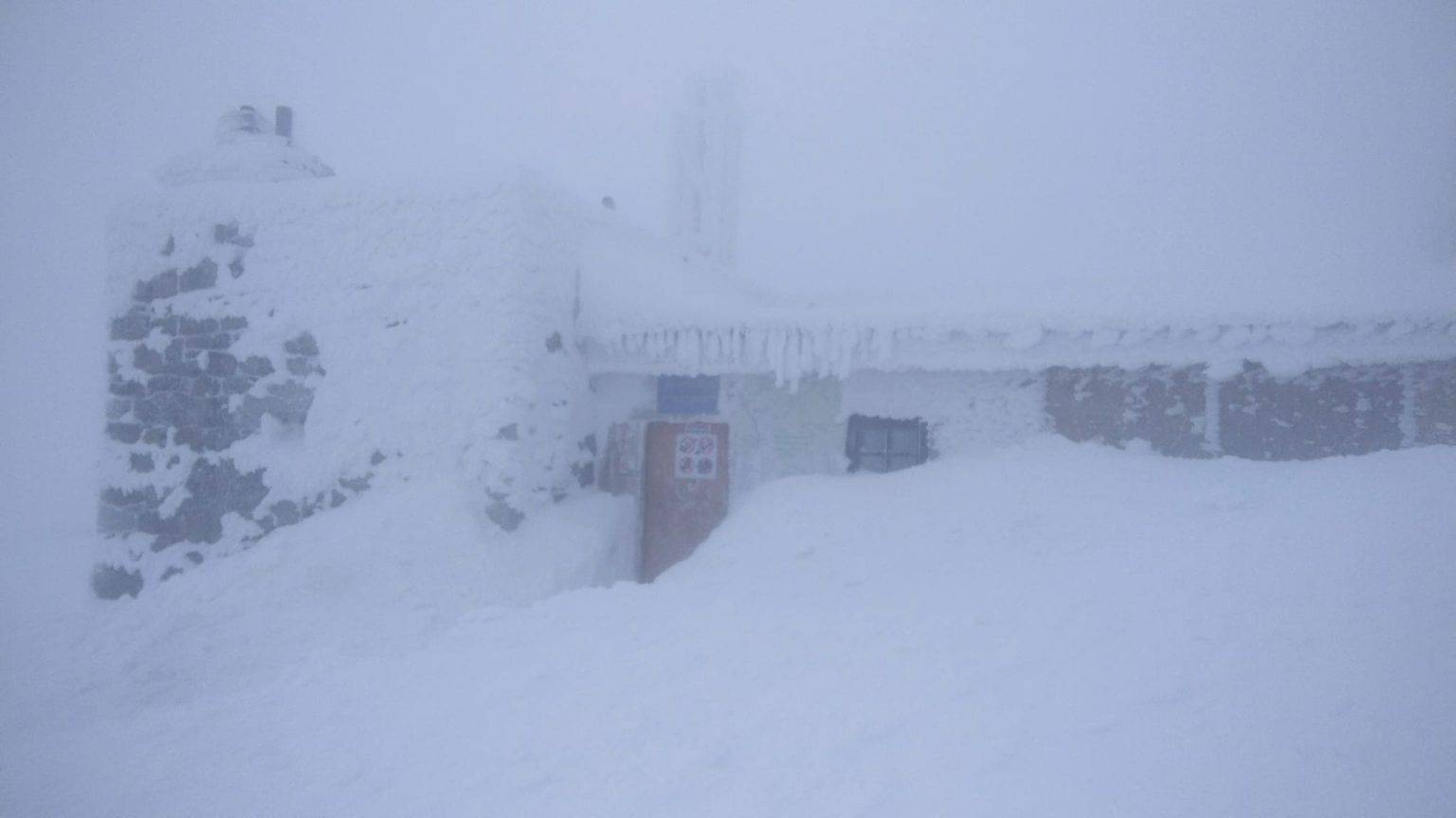 Сніг та хуртовини - у Карпатах через негоду обмежена видимість