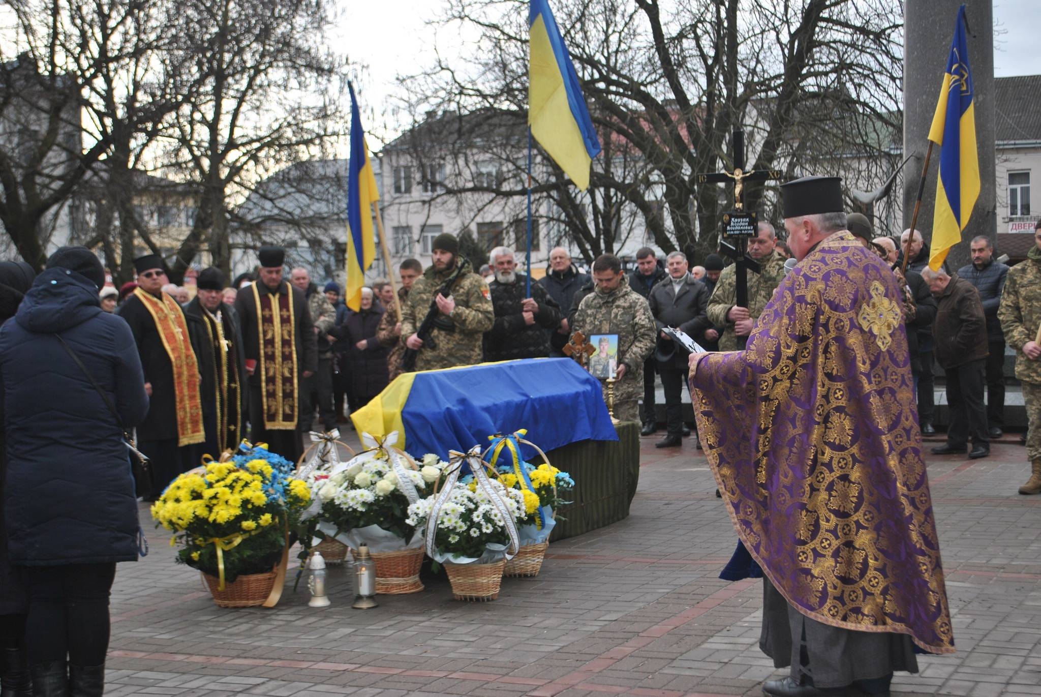 Рогатинська громада навколішки та зі сльозами на очах зустріла Героя Богдана Кручака,прикарпатець загинув на війні,війна в україні