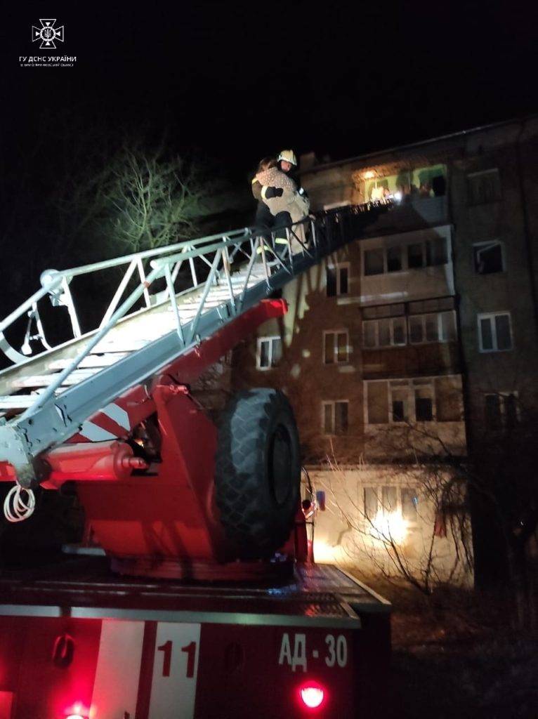 Вночі у Надвірній трапилась пожежа: з палаючого будинку евакуювали 13 мешканців