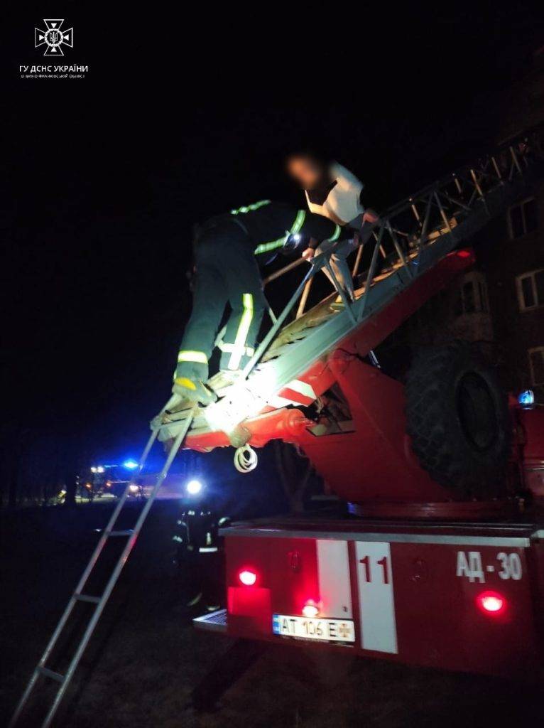 Вночі у Надвірній трапилась пожежа: з палаючого будинку евакуювали 13 мешканців