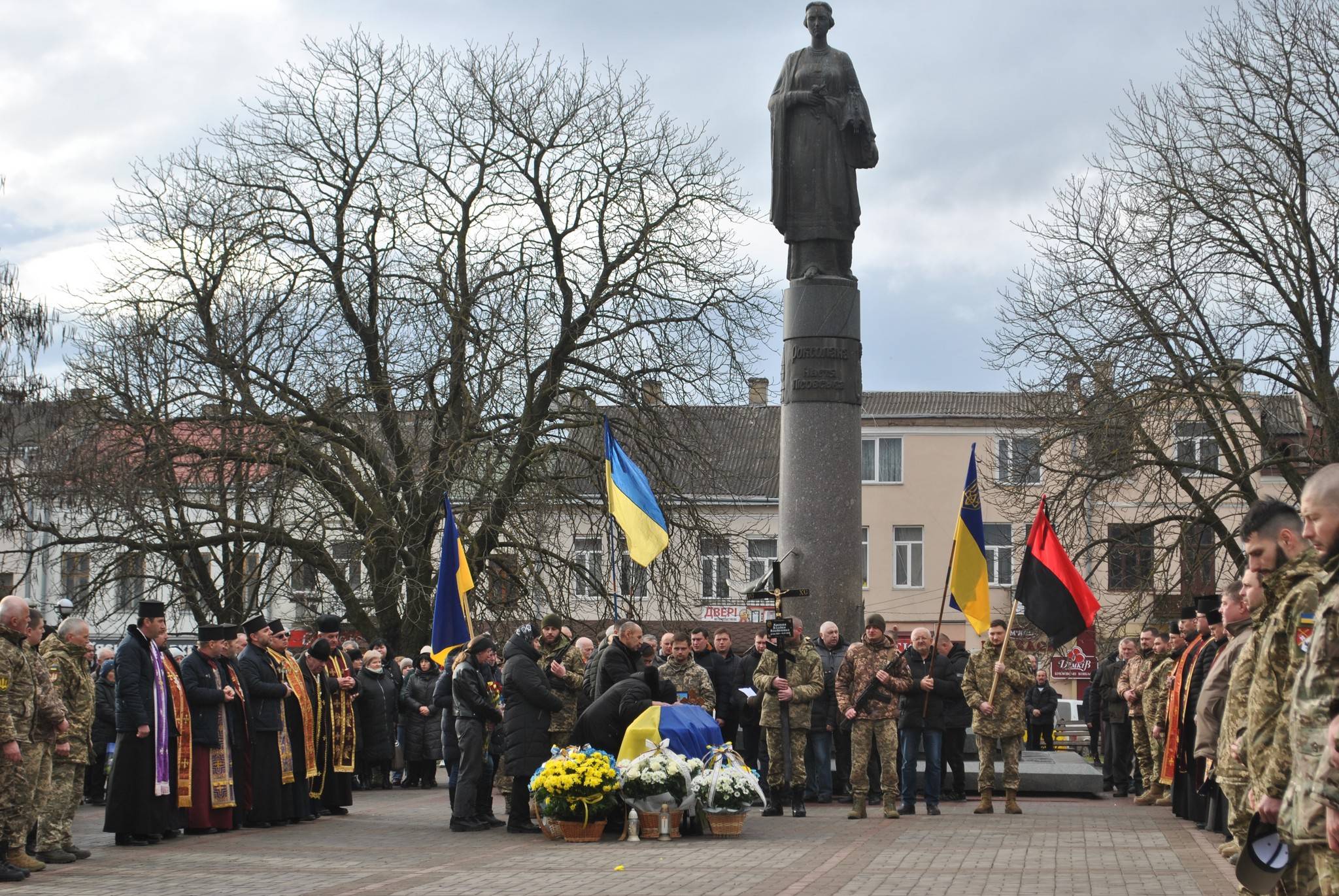 Рогатинська громада навколішки та зі сльозами на очах зустріла Героя Богдана Кручака,прикарпатець загинув на війні,війна в україні