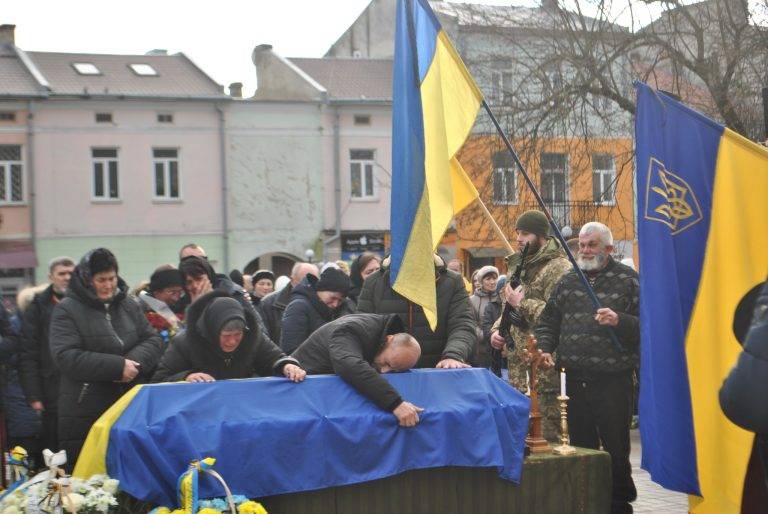 Рогатинська громада навколішки та зі сльозами на очах зустріла Героя Богдана Кручака