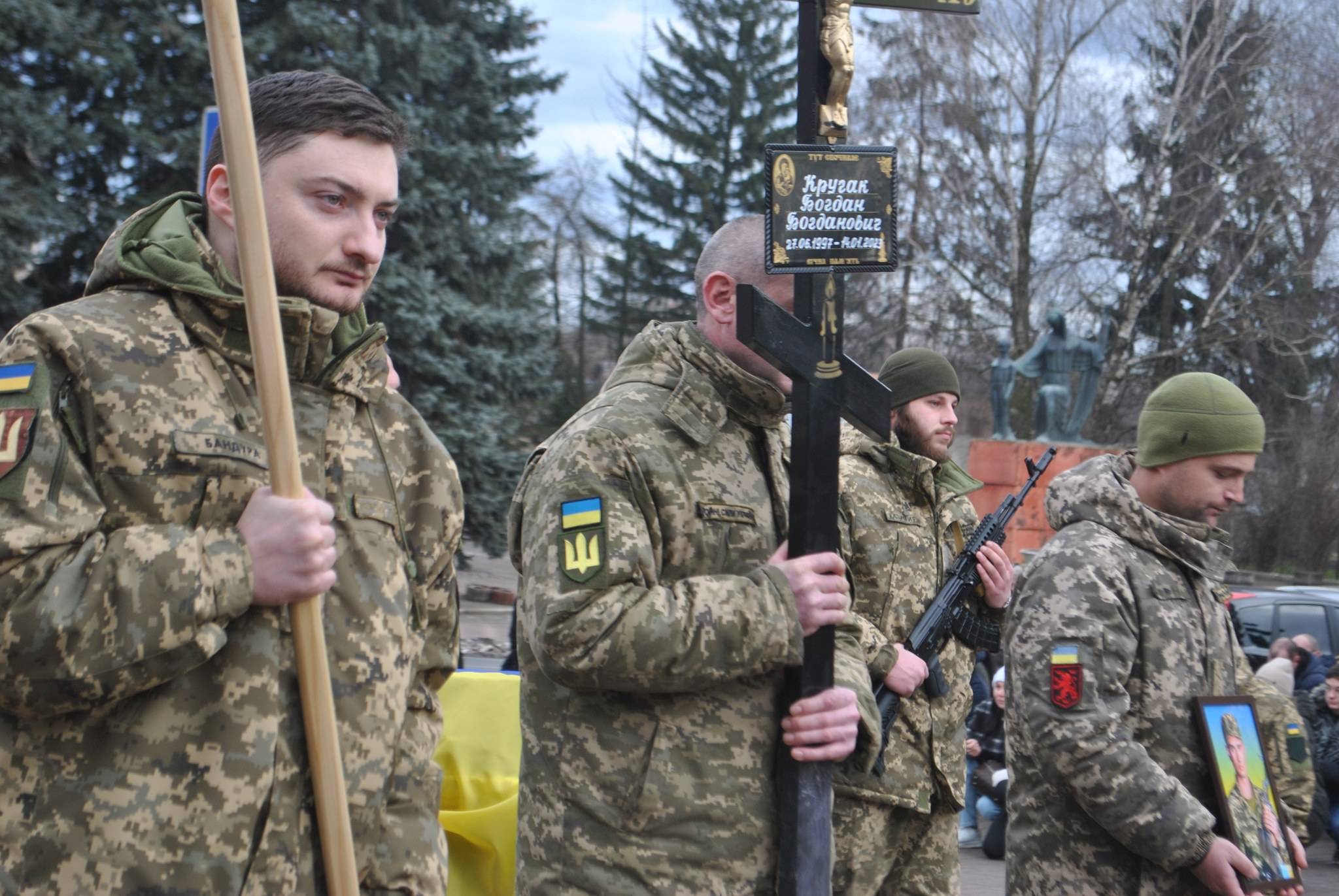 Рогатинська громада навколішки та зі сльозами на очах зустріла Героя Богдана Кручака,прикарпатець загинув на війні,війна в україні