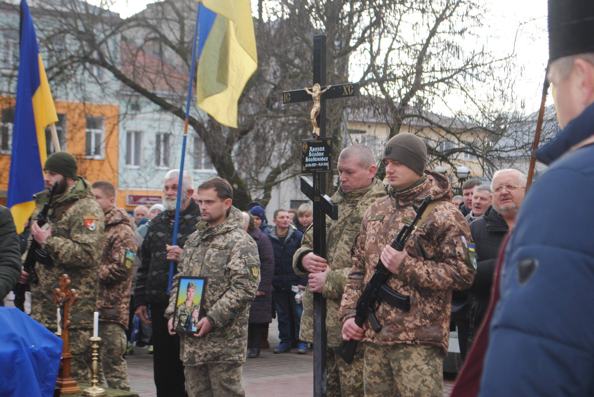 Рогатинська громада навколішки та зі сльозами на очах зустріла Героя Богдана Кручака,прикарпатець загинув на війні,війна в україні