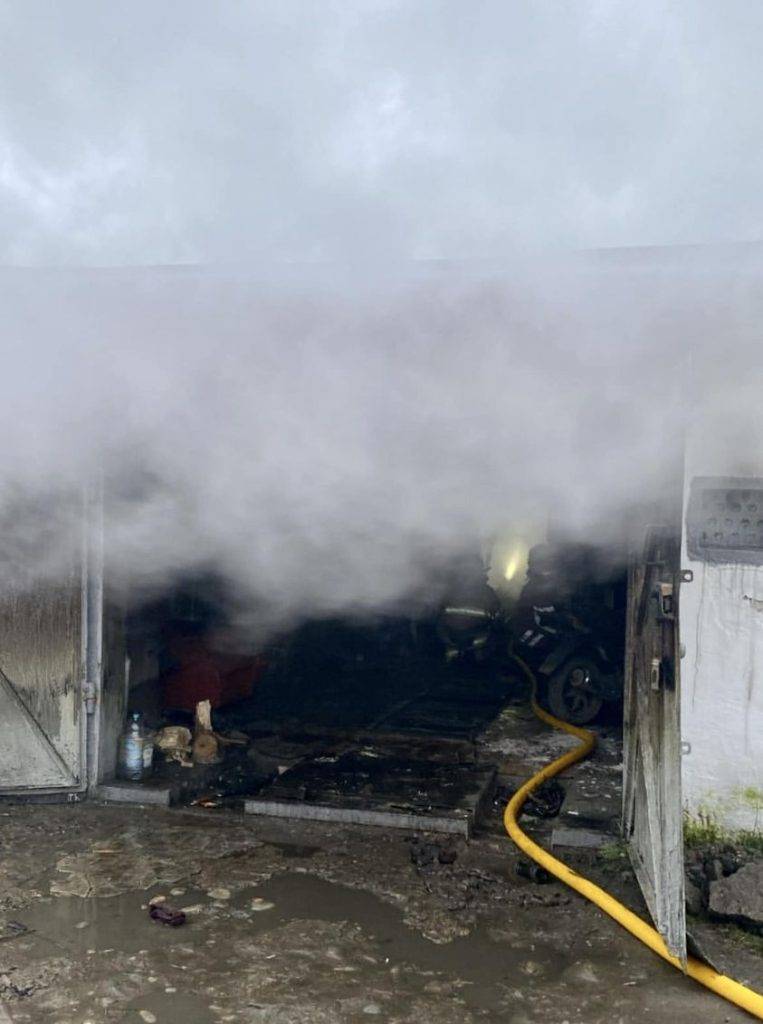 Рятувальники ліквідували пожежу гаражу у Калуші