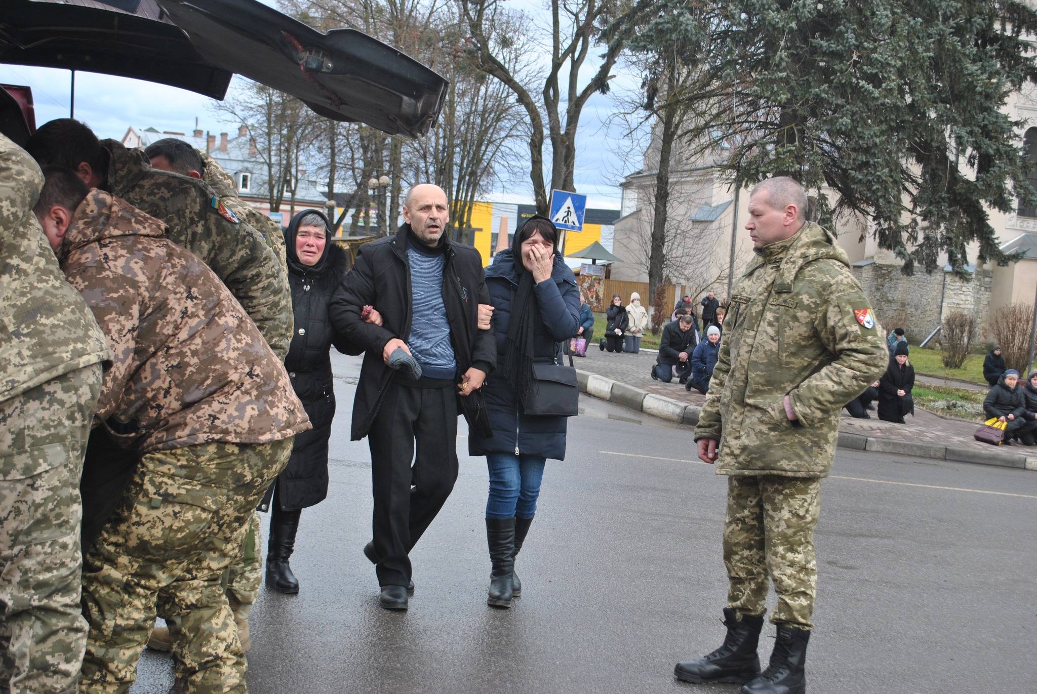 Рогатинська громада навколішки та зі сльозами на очах зустріла Героя Богдана Кручака,прикарпатець загинув на війні,війна в україні