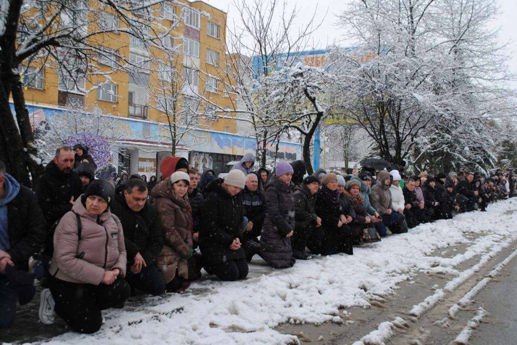 Богородчанці на колінах зустріли загиблого бійця "десятки" Дмитра Рожка