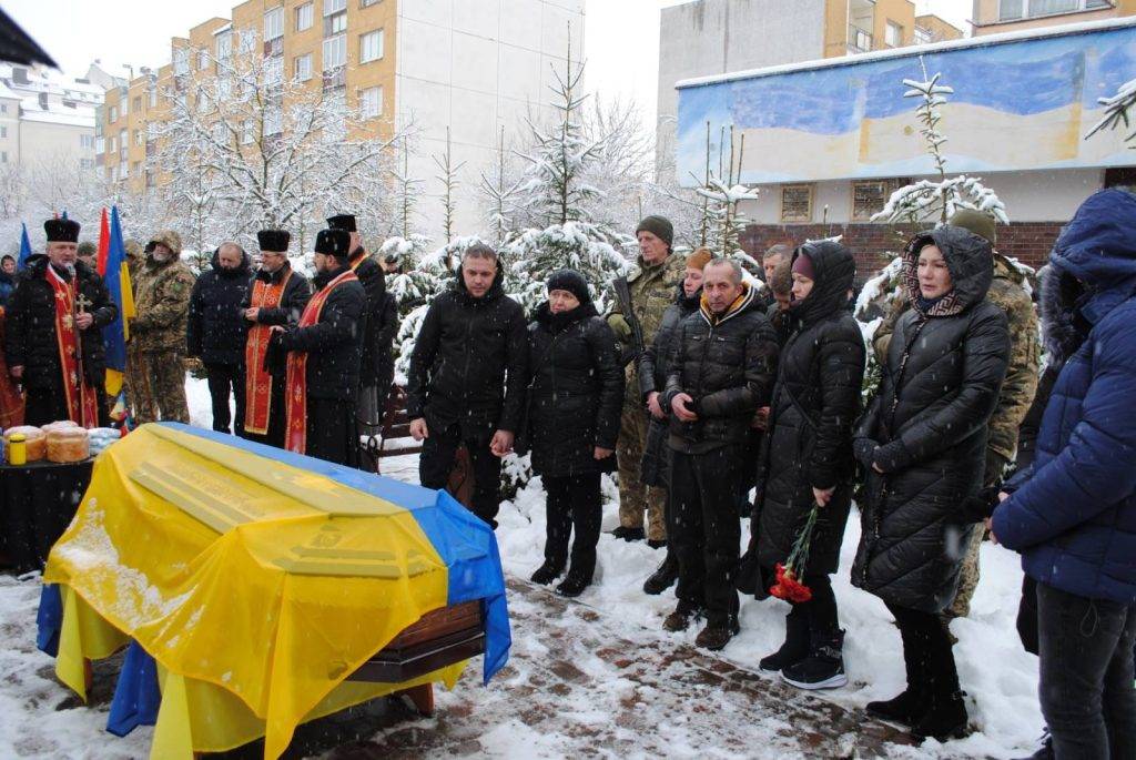 Богородчанці на колінах зустріли загиблого бійця "десятки" Дмитра Рожка