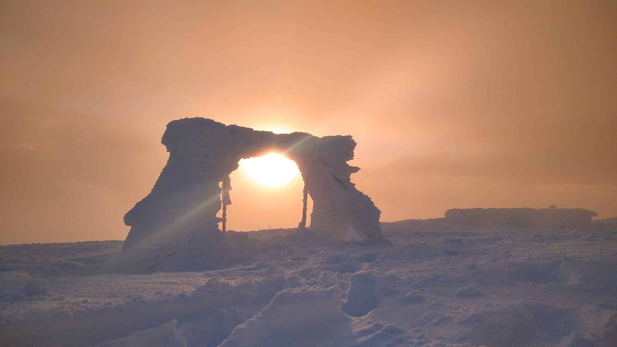 У Карпатах нарешті сонячно: атмосферне фото з гори Піп Іван