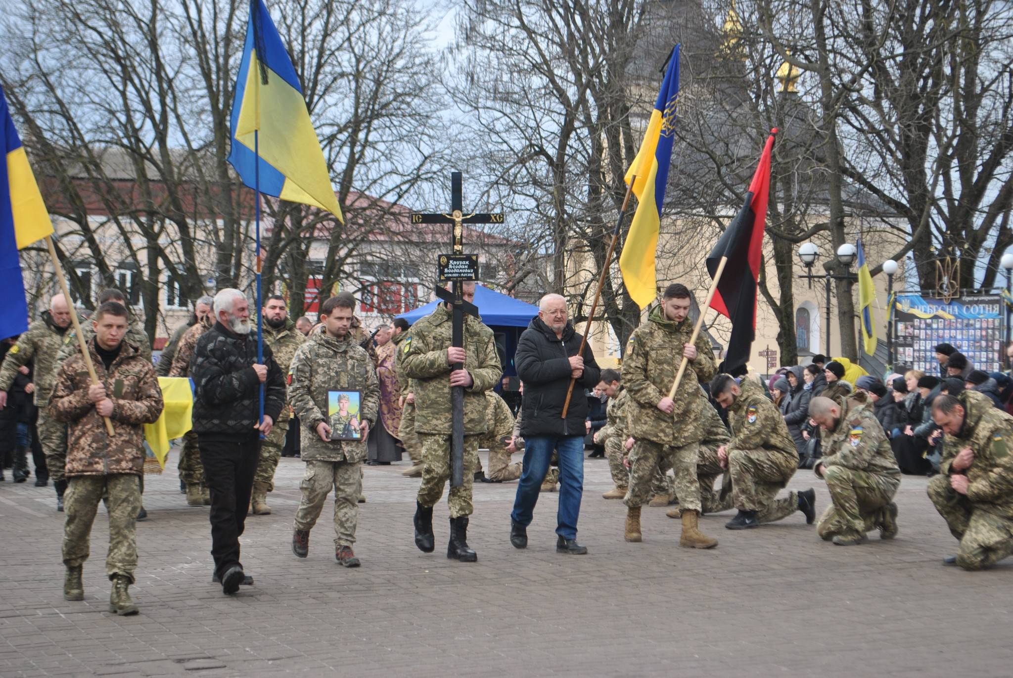 Рогатинська громада навколішки та зі сльозами на очах зустріла Героя Богдана Кручака,прикарпатець загинув на війні,війна в україні