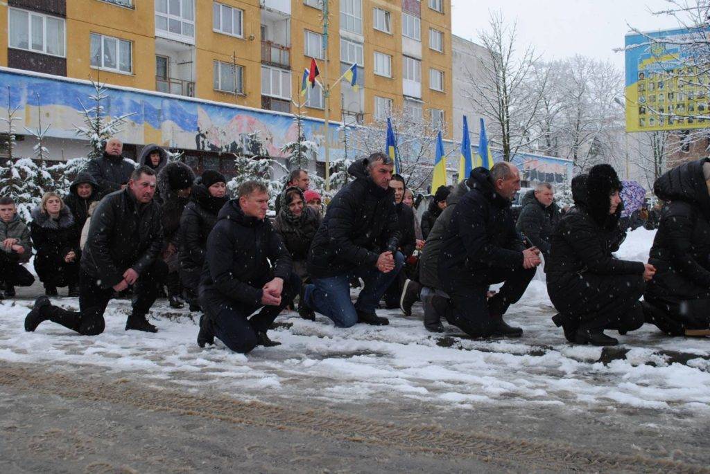 Богородчанці на колінах зустріли загиблого бійця "десятки" Дмитра Рожка