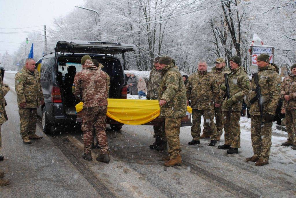 Богородчанці на колінах зустріли загиблого бійця "десятки" Дмитра Рожка