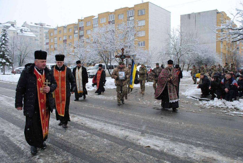 Богородчанці на колінах зустріли загиблого бійця "десятки" Дмитра Рожка