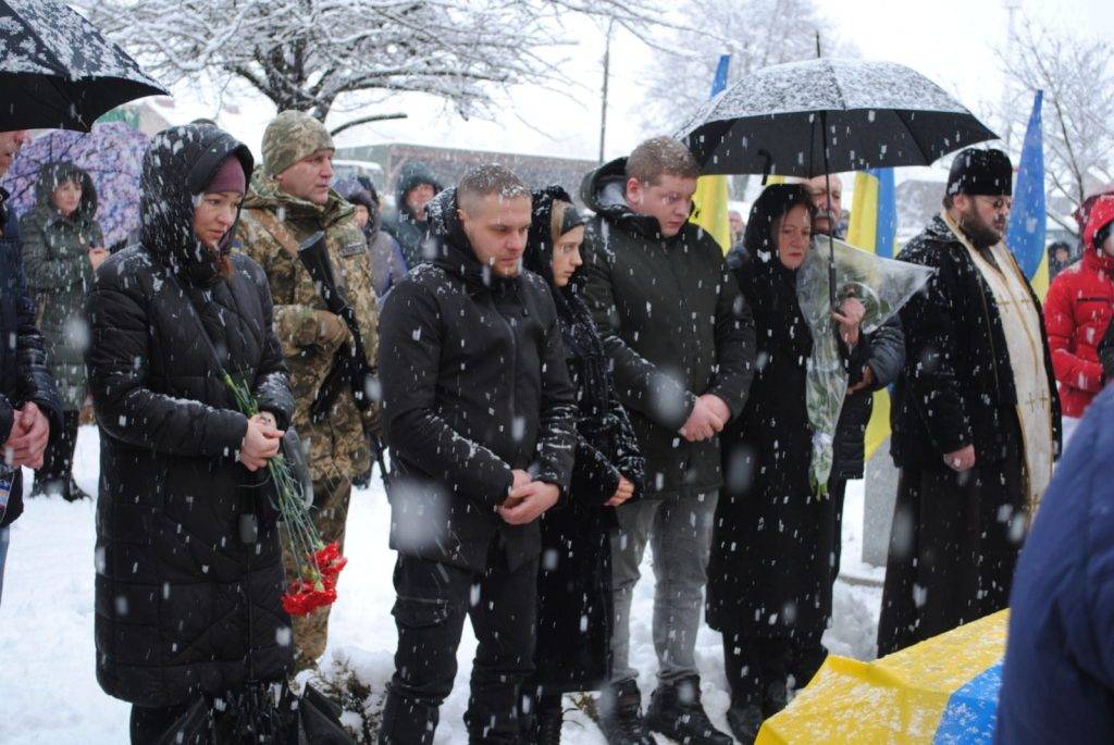 Богородчанці на колінах зустріли загиблого бійця "десятки" Дмитра Рожка