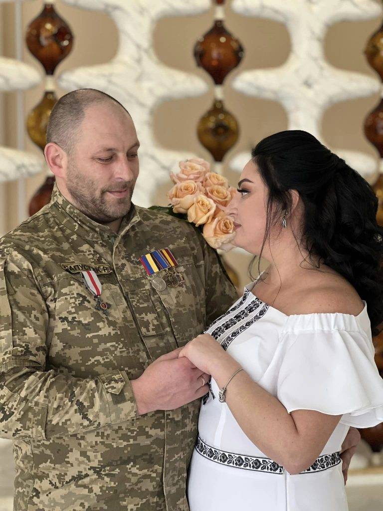 У Калуші військовий одружився зі своєю обраницею