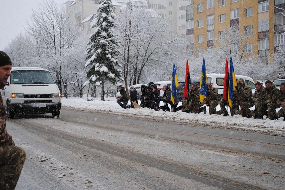 Богородчанці на колінах зустріли загиблого бійця "десятки" Дмитра Рожка