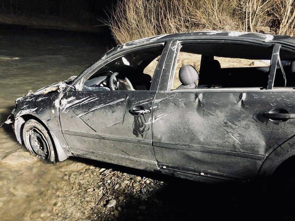 У Верховині автівка злетіла з дороги у гірську річку: 23-річний водій не вижив
