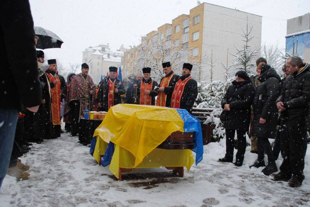 Богородчанці на колінах зустріли загиблого бійця "десятки" Дмитра Рожка