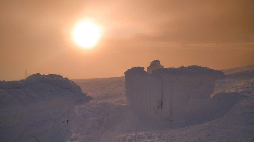 У Карпатах нарешті сонячно: атмосферне фото з гори Піп Іван