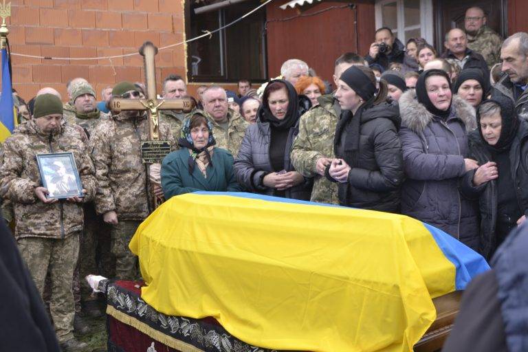 У Солотвинські громаді попрощалися із земляком-героєм Ігорем Агєєвим