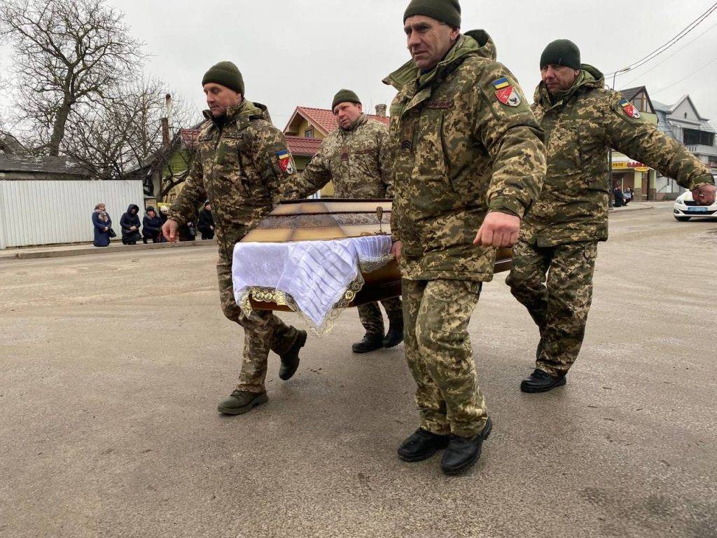 В Городенці на колінах зустріли полеглого Героя