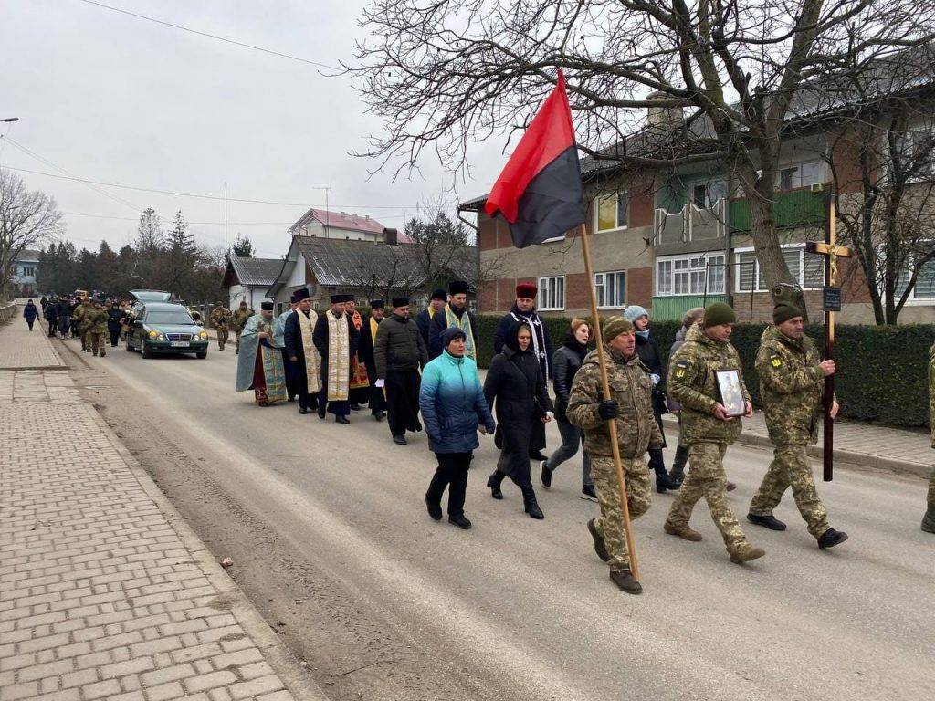 В Городенці на колінах зустріли полеглого Героя