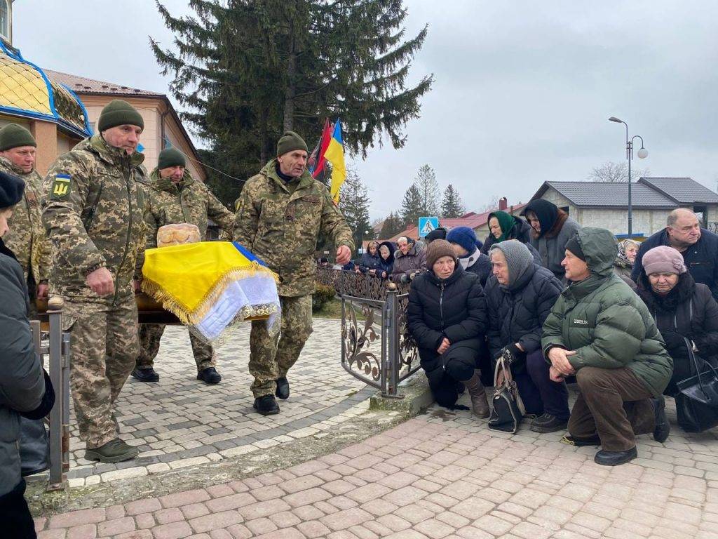 В Городенці на колінах зустріли полеглого Героя