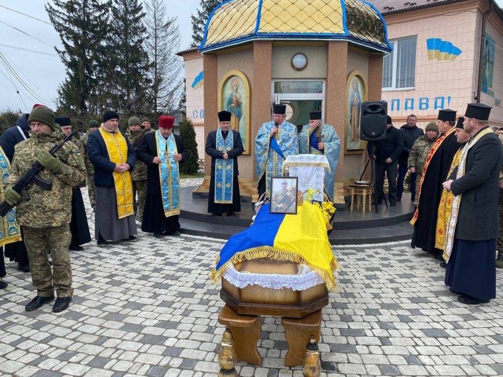 В Городенці на колінах зустріли полеглого Героя