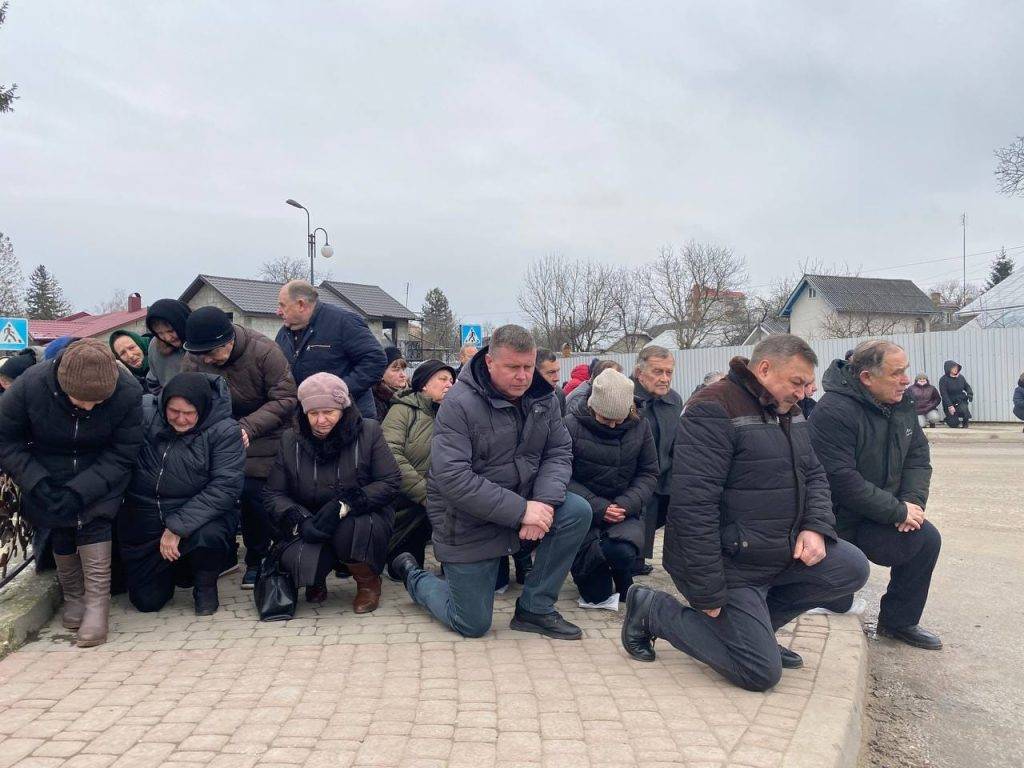 В Городенці на колінах зустріли полеглого Героя