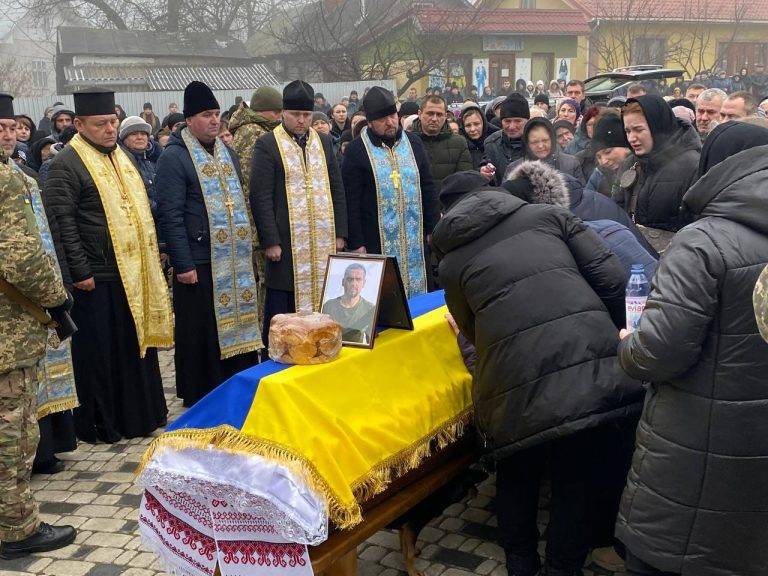 У Городенці на колінах зустріли бійця Степана Візінського, життя якого обірвала війна