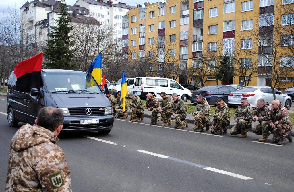 На Франківщину привезли полеглого героя Миколу Прокопишина