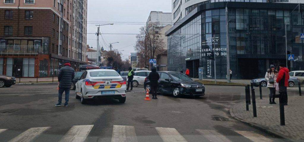 В центрі Івано-Франківська трапилася ДТП із потерпілими