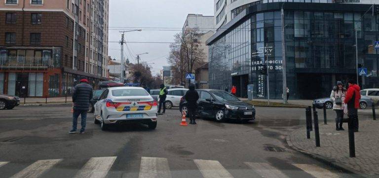 В центрі Івано-Франківська трапилася ДТП із потерпілими