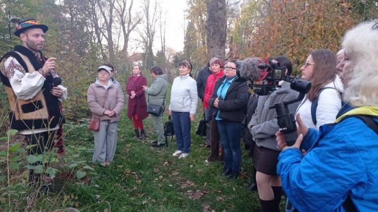 Під час благодійних екскурсій на Прикарпатті зібрали понад 60 тис. грн для ЗСУ