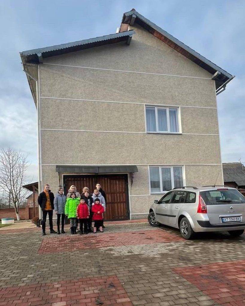 Осадча з благодійниками придбали дім на Франківщині для дітей-сиріт із Луганщини,благодійний фонд Твоя опора,війна в україні